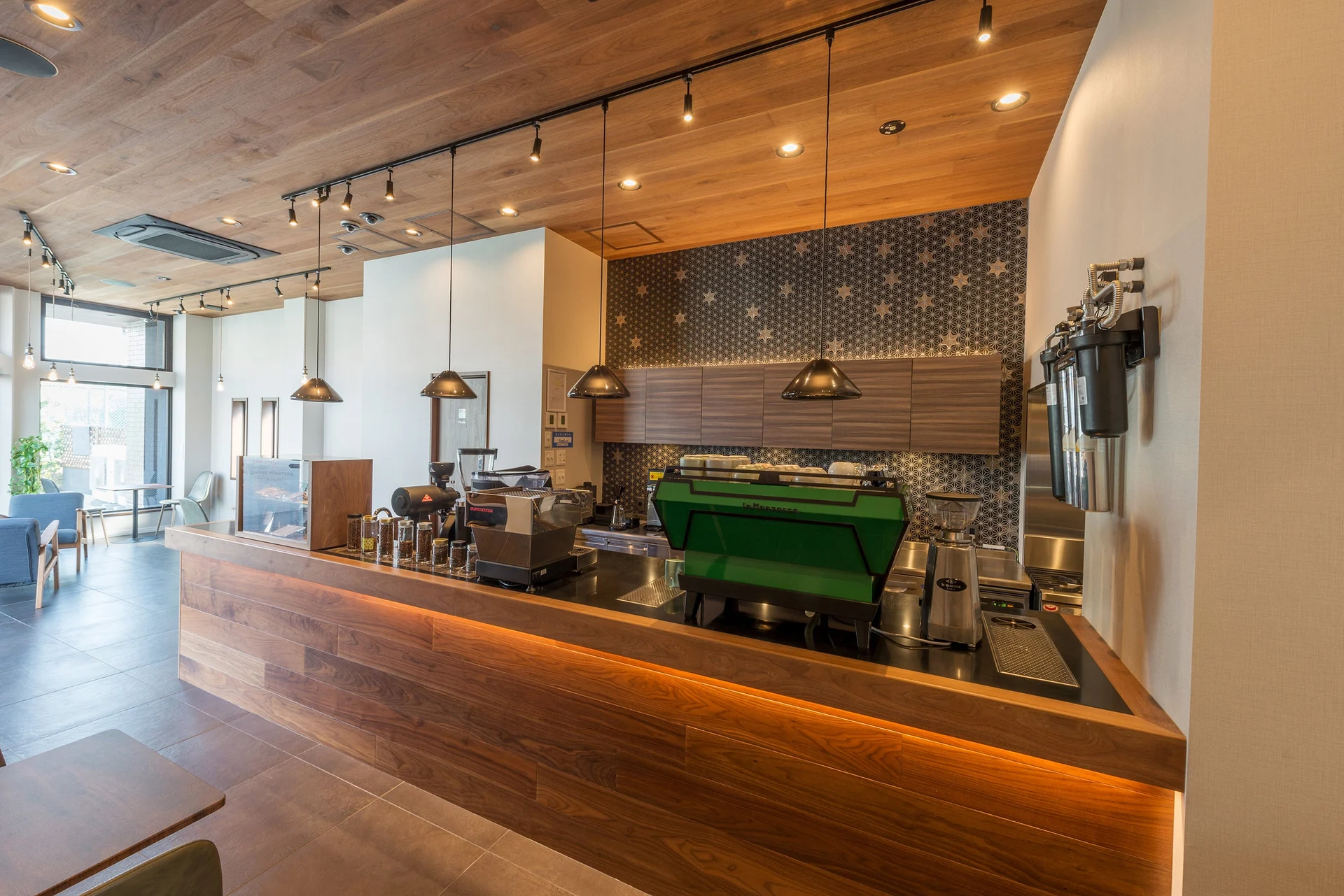 WAVY COFFEE ROASTERS池袋の木製カウンターと緑のエスプレッソマシン